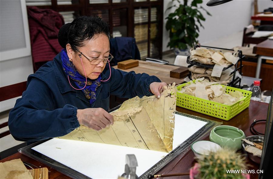 **CHINA-CHENGDU-ANCIENT BOOK REPAIRER (CN)