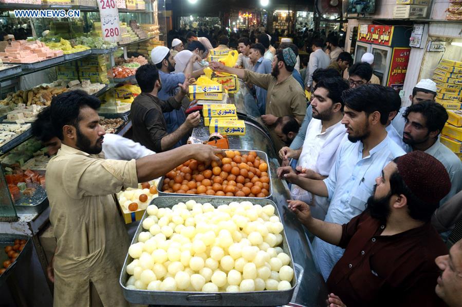 PAKISTAN-PESHAWAR-EID AL-FITR-EVE-SWEETS