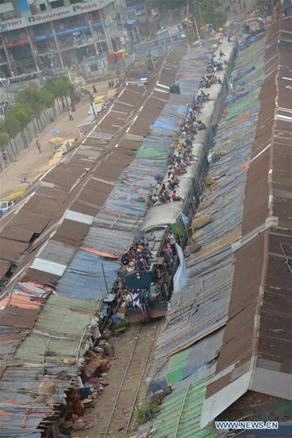 BANGLADESH-DHAKA-RAILWAY-SLUMS