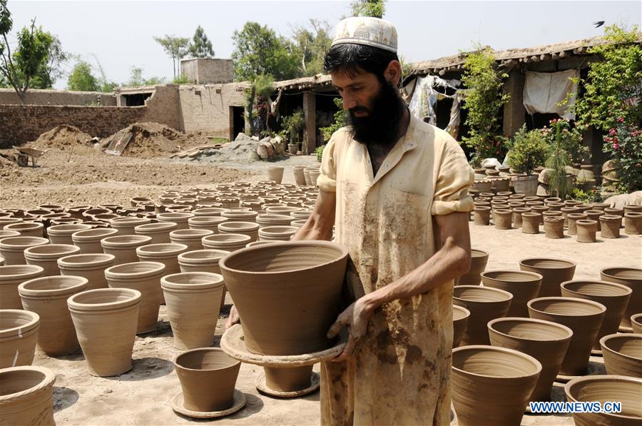 PAKISTAN-PESHAWAR-DAILY LIFE-POTTERY