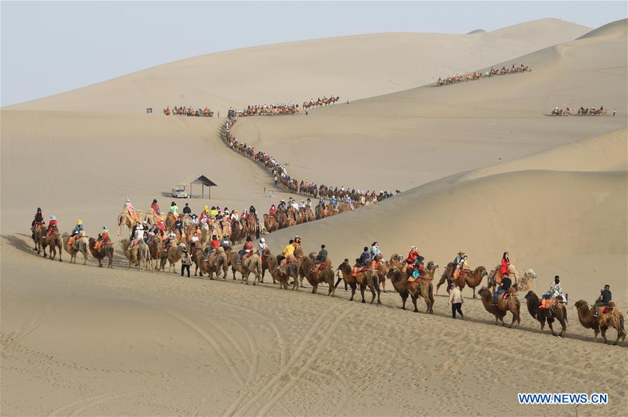 CHINA-GANSU-DUNHUANG-CAMEL-RIDE (CN)