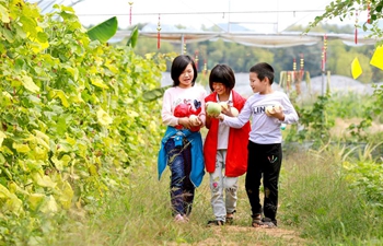 Tourists enjoy National Day holiday across China