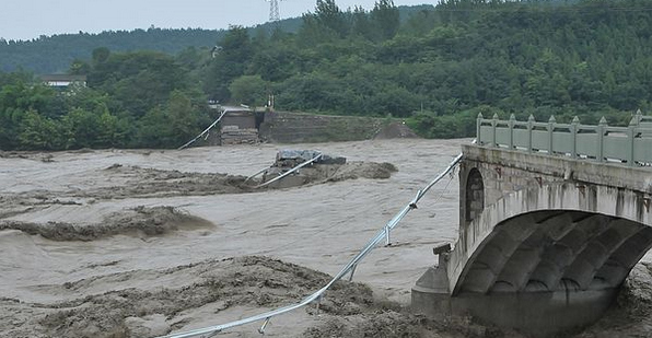 大桥垮塌现场