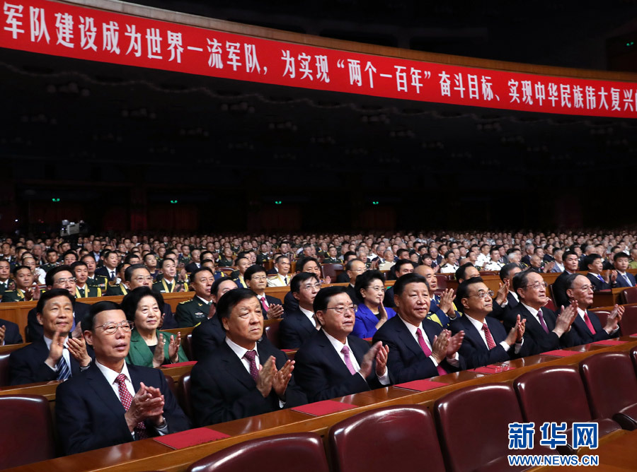 7月28日，庆祝中国人民解放军建军90周年文艺晚会《在党的旗帜下》在北京人民大会堂举行。中共中央总书记、国家主席、中央军委主席习近平和李克强、张德江、俞正声、刘云山、王岐山、张高丽等党和国家领导人，与首都3000多名各界群众一起观看演出。新华社记者 马占成 摄