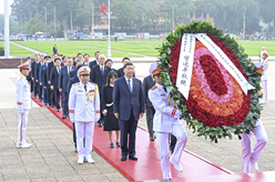 习近平瞻仰胡志明陵并敬献花圈