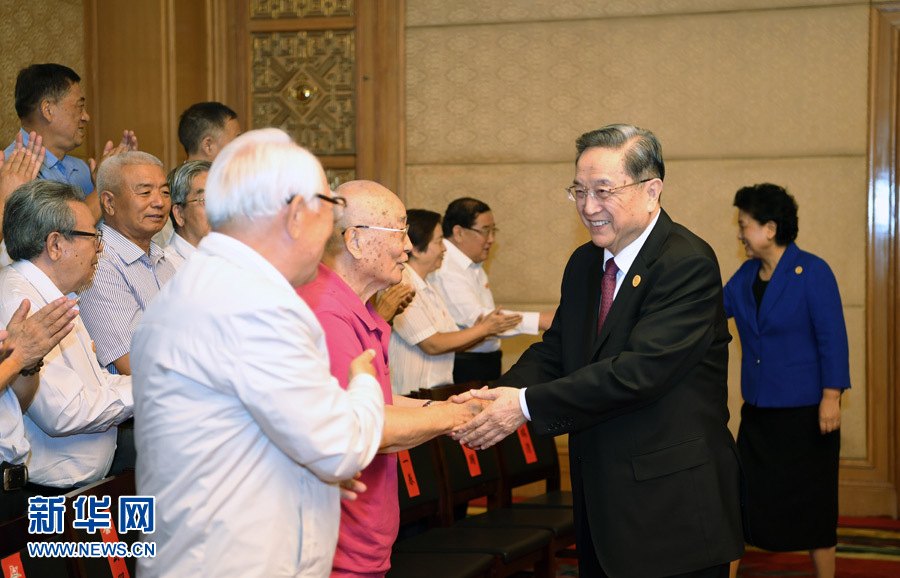 8月7日，中共中央政治局常委、全国政协主席、中央代表团团长俞正声在内蒙古新城宾馆会见内蒙古自治区离退休老同志和各族各界群众代表，并与他们合影留念。新华社记者 张领 摄