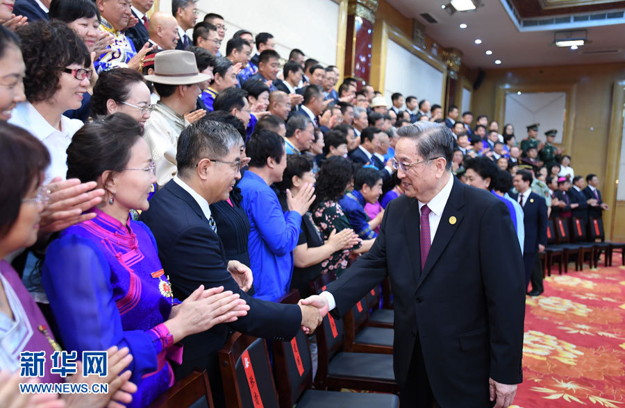 8月7日，中共中央政治局常委、全国政协主席、中央代表团团长俞正声在内蒙古新城宾馆会见内蒙古自治区离退休老同志和各族各界群众代表，并与他们合影留念。新华社记者 张领 摄