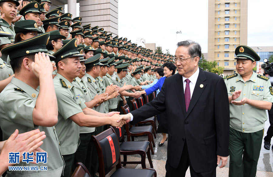 8月7日，中共中央政治局常委、全国政协主席、中央代表团团长俞正声率代表团部分成员分别赴内蒙古军区、武警内蒙古总队、武警内蒙古森林总队慰问，并会见自治区政法干警代表。这是俞正声会见武警内蒙古总队官兵。新华社记者 张领 摄