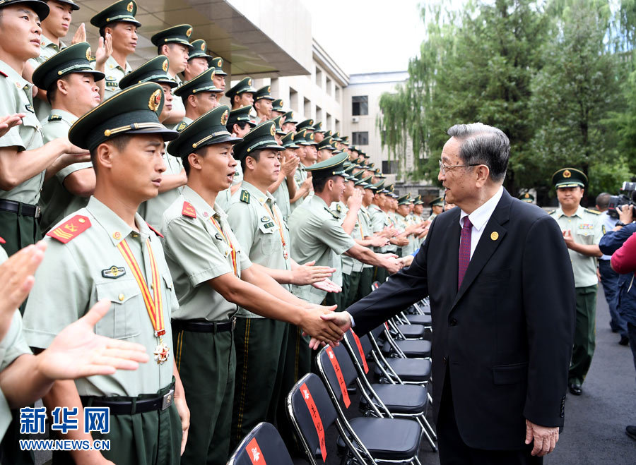 8月7日，中共中央政治局常委、全国政协主席、中央代表团团长俞正声率代表团部分成员分别赴内蒙古军区、武警内蒙古总队、武警内蒙古森林总队慰问，并会见自治区政法干警代表。这是俞正声会见武警内蒙古森林总队官兵。新华社记者 张领 摄