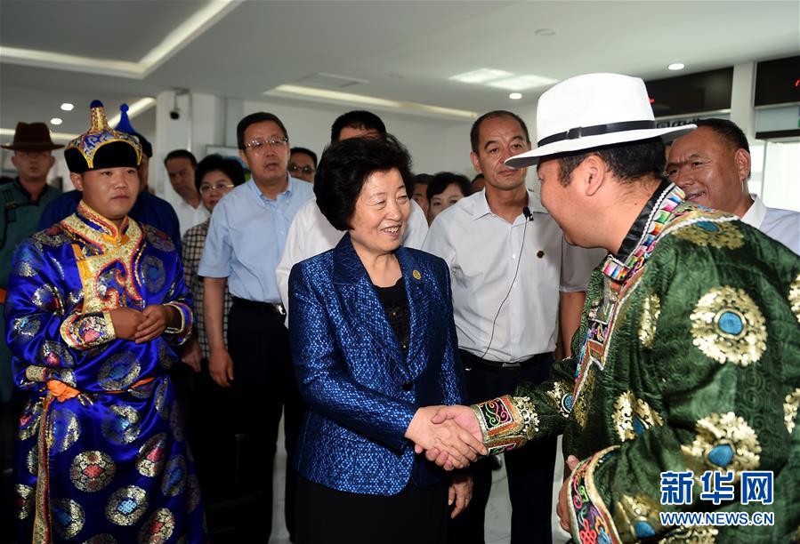 8月11日，带着以习近平同志为核心的党中央的亲切关怀和全国各族人民的美好祝福，中共中央政治局委员、中央统战部部长、中央代表团副团长孙春兰率中央代表团三分团在锡林郭勒盟看望各族干部群众，共同庆祝内蒙古自治区成立70周年。这是孙春兰在非公企业大庄园生态牛羊肉产业示范园同前来售羊的牧民亲切交谈。新华社记者 任军川 摄