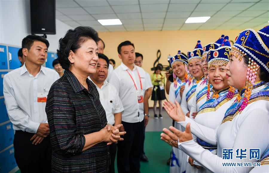 8月11日，中共中央政治局委员、国务院副总理、中央代表团副团长刘延东率中央代表团二分团，看望慰问乌兰察布各族干部群众，转达以习近平同志为核心的党中央的亲切关怀和全国人民的美好祝愿。这是刘延东在考察察哈尔社区时与居民们亲切交谈。新华社记者 连振 摄