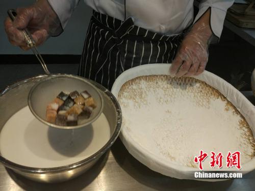 制作元宵时，首先要将馅料做好，沾上水，再投进盛满糯米粉的笸箩内摇。<a target='_blank'  ><p  align=