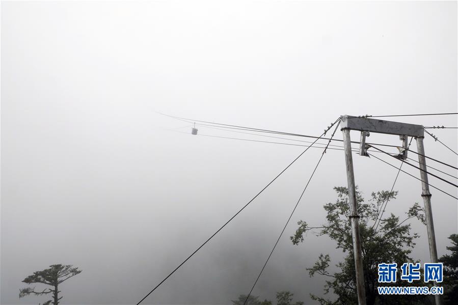 （图文互动）（8）特写：“八一”礼物，飞向云端哨所