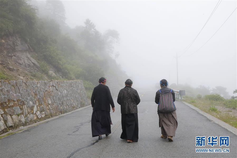 （图文互动）（10）特写：“八一”礼物，飞向云端哨所