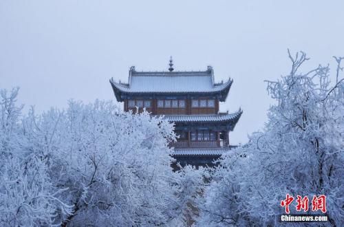 资料图：小寒时节，甘肃嘉峪关市迎来了一场大雪。师永红 摄