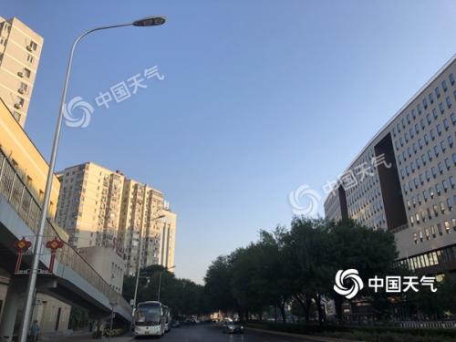 今晨北京天气晴朗，阳光明媚。（图/王晓）