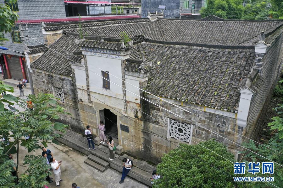 （壮丽70年·奋斗新时代——记者再走长征路·图文互动）（3）星火遍洒川黔边，红色记忆代代传