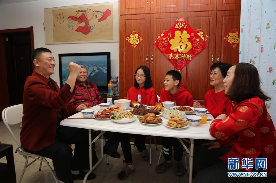 （新春走基层·图文互动）（1）超前的“年夜饭”