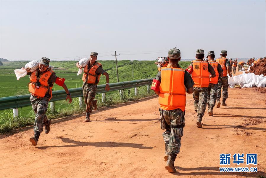 （防汛抗洪·图文互动）（5）洪水不退，子弟兵誓死不退——解放军和武警部队官兵参与洪涝灾害抢险救援记事