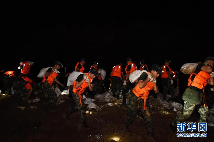 （防汛抗洪·图文互动）（7）洪水不退，子弟兵誓死不退——解放军和武警部队官兵参与洪涝灾害抢险救援记事