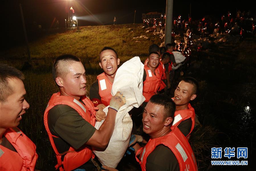 （防汛抗洪·图文互动）（8）洪水不退，子弟兵誓死不退——解放军和武警部队官兵参与洪涝灾害抢险救援记事