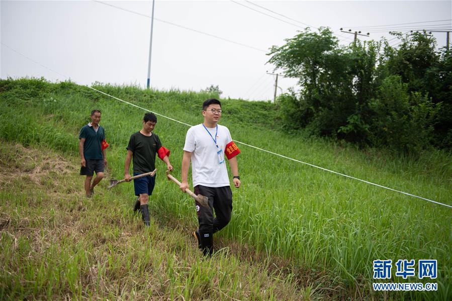 （防汛抗洪·图文互动）（3）在大堤上成长，为人民守护——洪水中的青年“生力军”