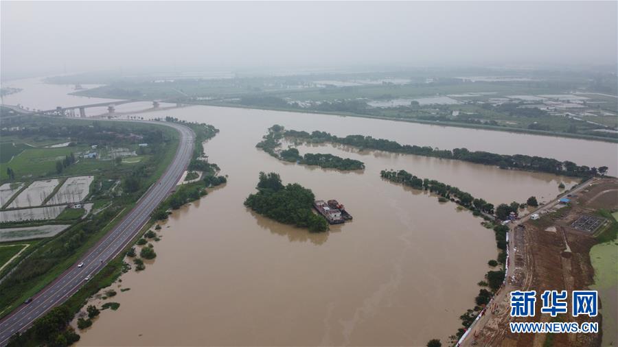 （防汛抗洪·图文互动）（1）洪水来袭，铜锣声在千年古镇的雨夜响起