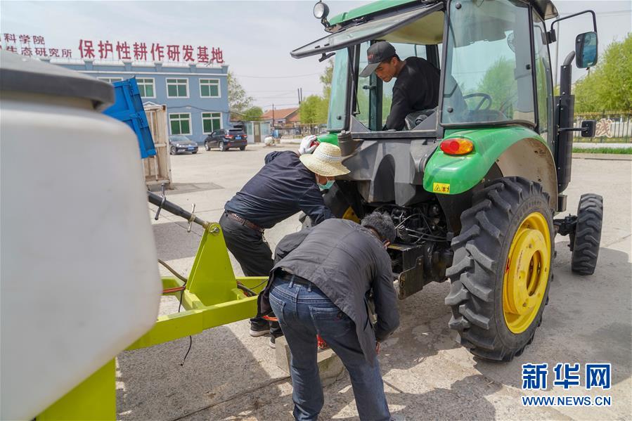 （在习近平新时代中国特色社会主义思想指引下——新时代新作为新篇章·习近平总书记关切事·图文互动）（10）让每一寸耕地都成为丰收的沃土——我国加强耕地?；ね平?ldquo;藏粮于地”