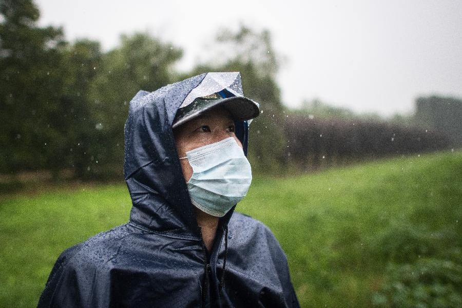 雨中巡堤人