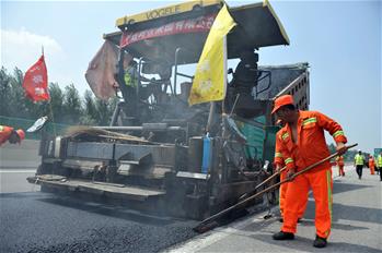 烈日下的公路“医生”