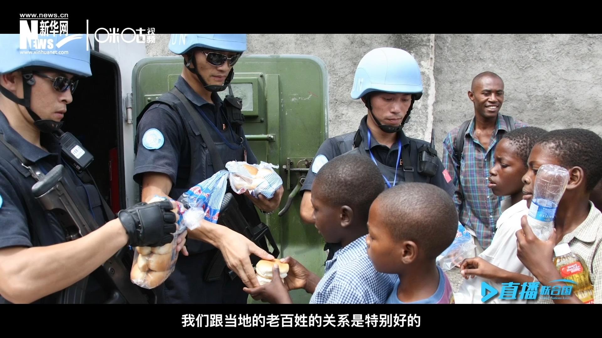 这群胸前印着五星红旗的警察，在当地民众心里有着沉甸甸的份量，也传递出许多的善意与感动。