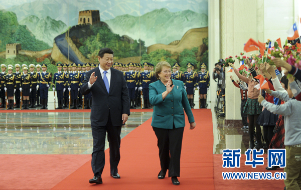 11月12日，国家主席习近平在北京人民大会堂同智利总统巴切莱特举行会谈。这是会谈前，习近平在人民大会堂北大厅为巴切莱特举行欢迎仪式。新华社记者 张铎 摄