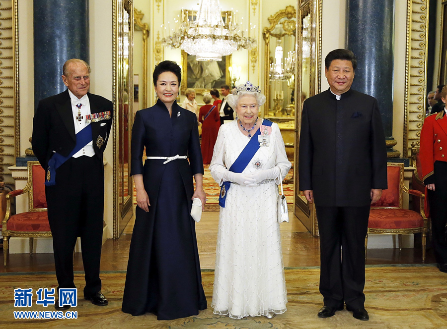 10月20日，国家主席习近平在伦敦白金汉宫出席英国女王伊丽莎白二世举行的欢迎晚宴。 新华社记者 鞠鹏 摄