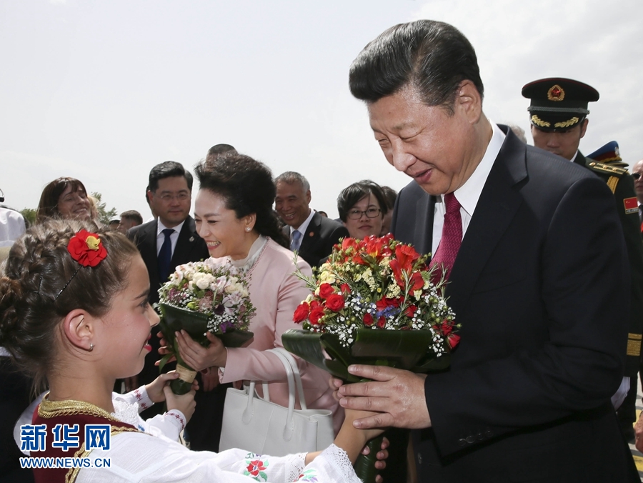  6月17日，国家主席习近平乘专机抵达贝尔格莱德，开始对塞尔维亚共和国进行国事访问。塞尔维亚少年儿童向习近平和夫人彭丽媛献上鲜花。新华社记者 兰红光 摄 