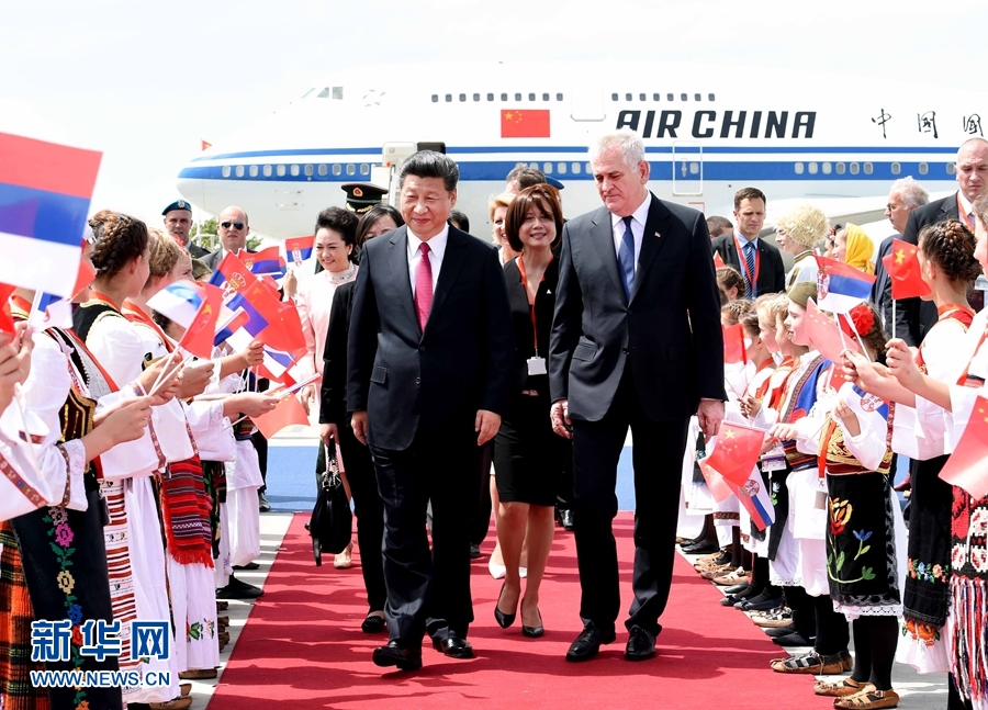 6月17日，国家主席习近平乘专机抵达贝尔格莱德，开始对塞尔维亚共和国进行国事访问。习近平和夫人彭丽媛在机场受到塞尔维亚总统尼科利奇夫妇的热情迎接。新华社记者 饶爱民 摄