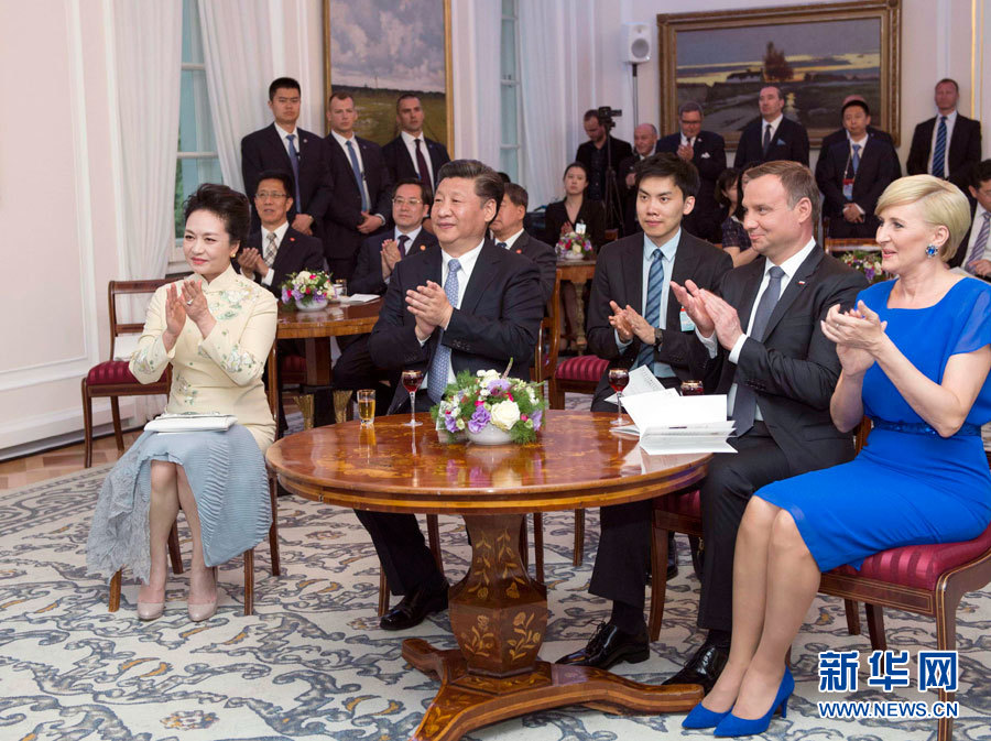 6月19日，国家主席习近平和夫人彭丽媛下午抵达波兰首都华沙，当晚即应邀来到贝尔维德宫做客。这是习近平和彭丽媛同杜达夫妇共同欣赏波兰马佐夫舍民族歌舞团的精彩演出。新华社记者 谢环驰 摄 