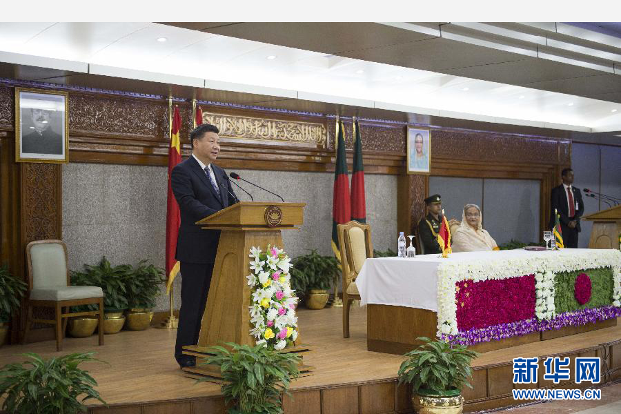 10月14日，国家主席习近平在达卡同孟加拉国总理哈西娜举行会谈。这是会谈后，两国领导人共同会见记者。 新华社记者谢环驰摄 