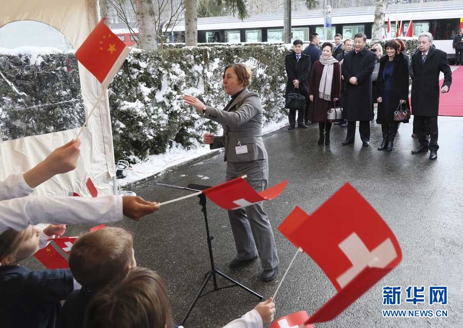 这是习近平和夫人彭丽媛在伯尔尼克尔萨茨火车站观看瑞士童声合唱团表演。 新华社记者 兰红光 摄