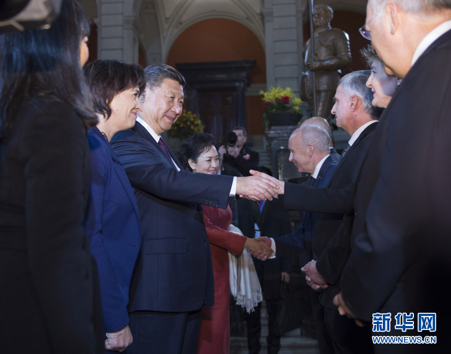 1月15日，国家主席习近平在伯尔尼出席瑞士联邦委员会全体委员集体举行的迎接仪式并致辞。 新华社记者 谢环驰 摄