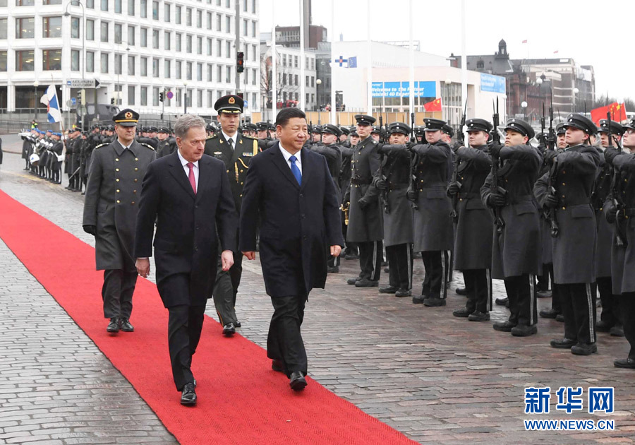 4月5日，国家主席习近平在赫尔辛基同芬兰总统尼尼斯托举行会谈?；崽盖?，习近平出席尼尼斯托在总统府庭院举行的隆重欢迎仪式。 新华社记者饶爱民 摄