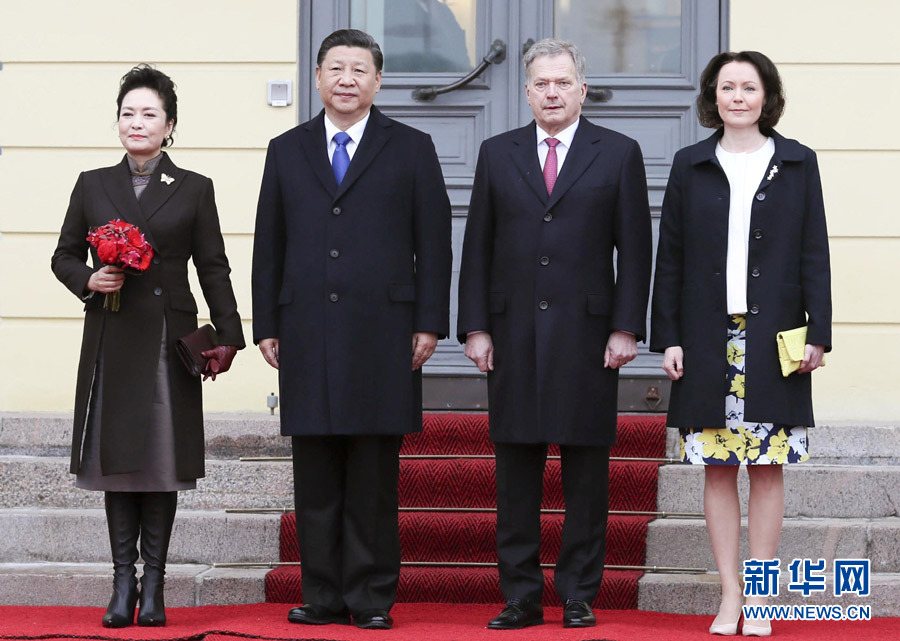 4月5日，国家主席习近平在赫尔辛基同芬兰总统尼尼斯托举行会谈?；崽盖?，习近平出席尼尼斯托在总统府庭院举行的隆重欢迎仪式。这是习近平和夫人彭丽媛同尼尼斯托和夫人豪吉欧在欢迎仪式上。新华社记者 兰红光 摄 