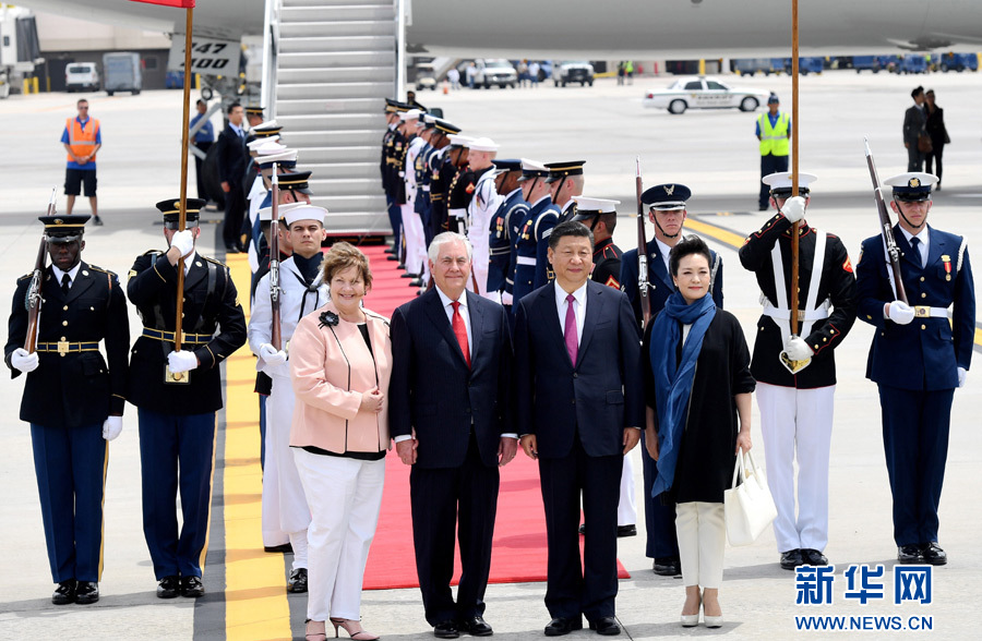 4月6日，国家主席习近平乘专机抵达美国佛罗里达州，将在海湖庄园同美国总统特朗普举行中美元首会晤。习近平和夫人彭丽媛受到美国国务卿蒂勒森夫妇等热情迎接。新华社记者 吴晓凌 摄