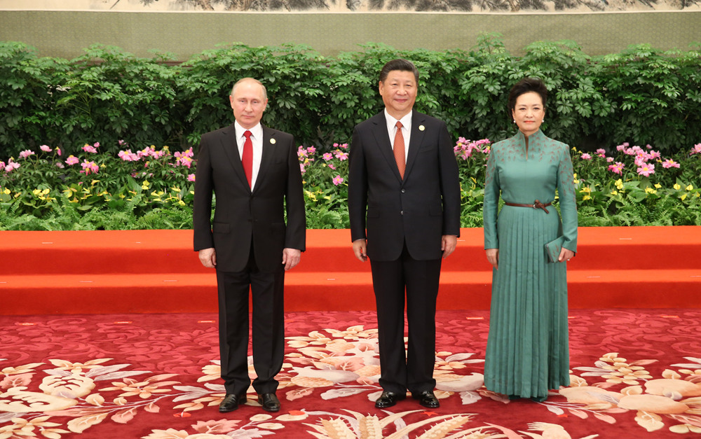 习近平和彭丽媛迎候宴会嘉宾